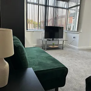 Shm Ensuite Great For Long Term & Short 15 Min Drive To Centre & Airport 5 Min Walk To Shops And Train Station 10 Mins To High Street Apartment
